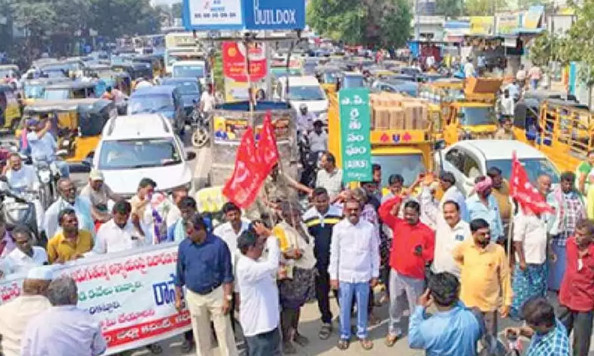 Andhra: रायथु संघम ने प्याज के लिए लाभकारी मूल्य की मांग की