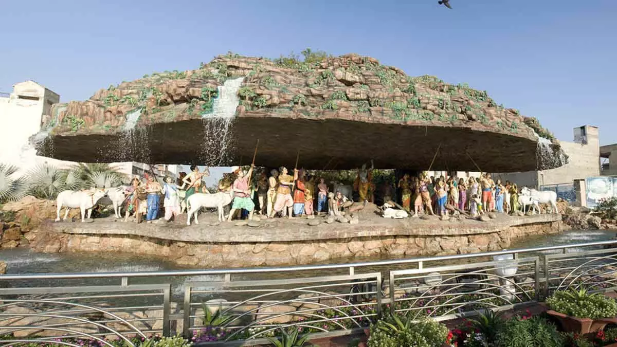 Govardhan Puja के दिन भगवान गिरिराज की कितनी बार परिक्रमा करनी चाहिए