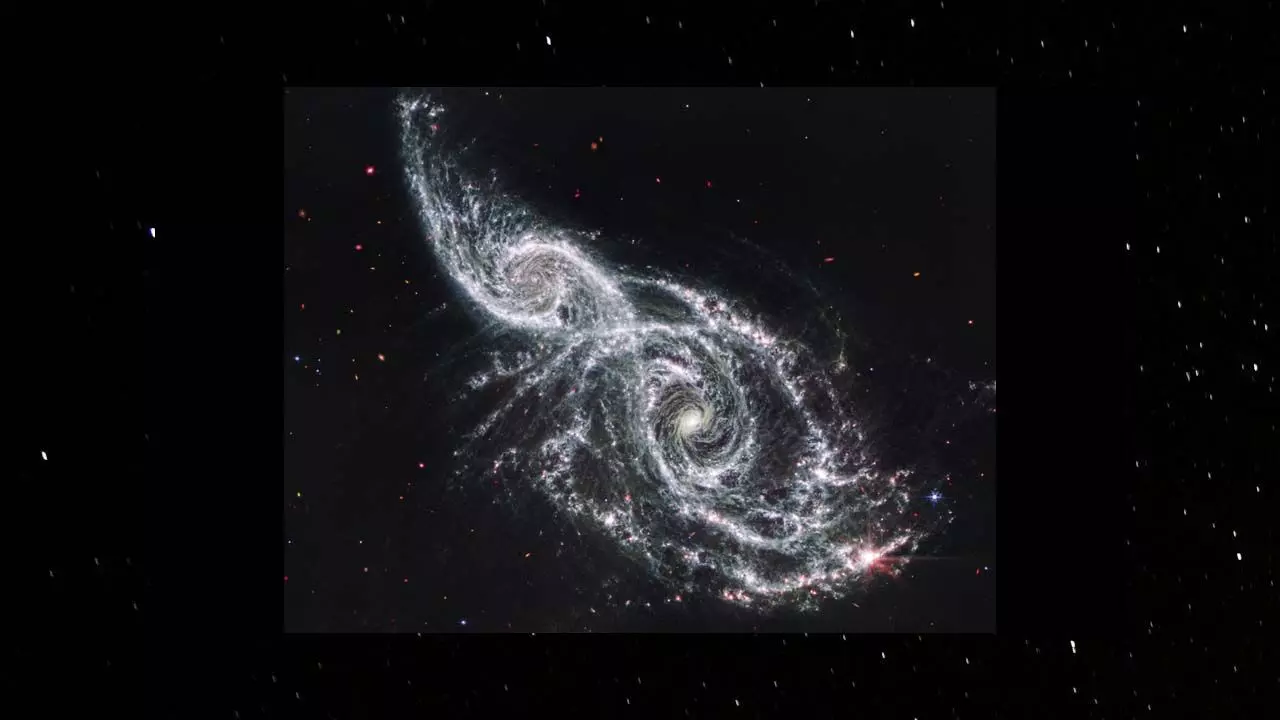 आकाशगंगाओं (Galaxies) की ठंडी धूल एक भयानक सफेद रंग में चमकती हुई