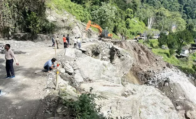 Sikkim की सड़कों में व्यापक सुधार करें या अनुशासनात्मक कार्रवाई का सामना करें