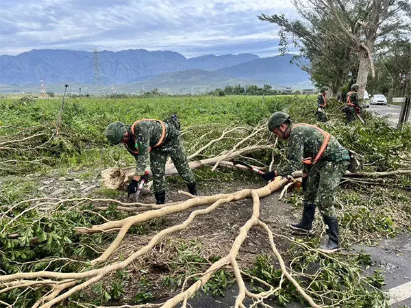 तूफ़ान कोंग-रे ने ताइवान पर हमला किया: Typhoon से व्यापक क्षति, दो की मौत, 500 घायल