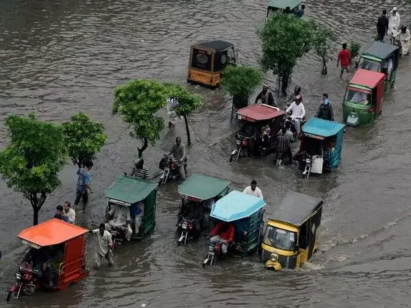 Pakistan के सिंध प्रांत में भीषण बाढ़ से हजारों लोग पीड़ित हैं: अधिकार समूह