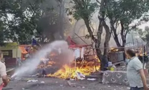 बोकारो में आग लगने से पटाखे की 30 दुकानें राख, घंटों मची रही अफरा-तफरी