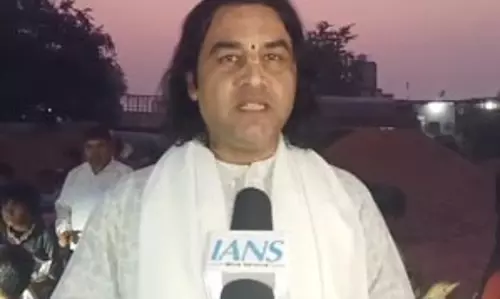 कथावाचक ठाकुर देवकीनंदन ने झुग्गी झोपड़ी में बच्चों संग दीपावली मनाई कथावाचक ठाकुर देवकीनंदन ने झुग्गी झोपड़ी में बच्चों संग दीपावली मनाई