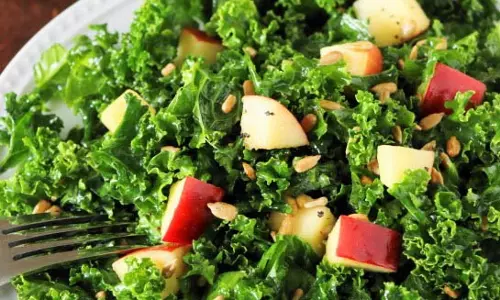 Kale और सेब सलाद रेसिपी