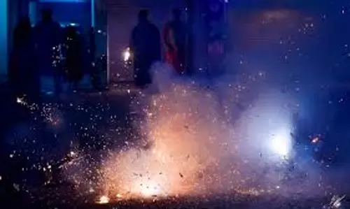 Kolkata: सात लोग प्रतिबंधित पटाखे फोड़ने के कारण गिरफ्तार Kolkata: सात लोग प्रतिबंधित पटाखे फोड़ने के कारण गिरफ्तार