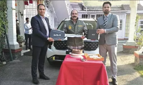 J&K: पाल किआ कश्मीर ने पहली कार्निवल लिमोसिन प्लस डिलीवर की