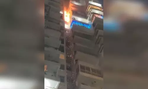 दीपावली की रात चार सोसाइटियों में लगी आग, दमकल की टीम ने पाया काबू दीपावली की रात चार सोसाइटियों में लगी आग, दमकल की टीम ने पाया काबू