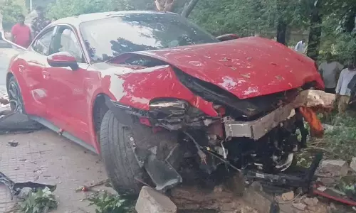 Telangana: तेज़ रफ़्तार पोर्श बेकाबू हो गई Telangana: तेज़ रफ़्तार पोर्श बेकाबू हो गई