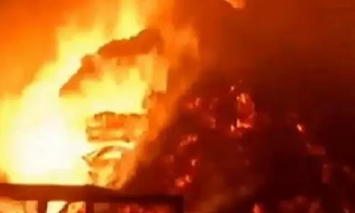 Prayagraj: किताब की दुकान में पटाखे से लगी आग ,लाखों का हुआ नुकसान