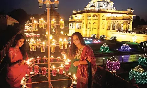 देशभर में लोग धूमधाम से दिवाली मना रहे