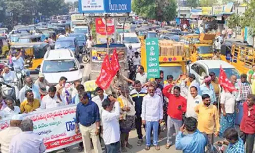 Andhra: रायथु संघम ने प्याज के लिए लाभकारी मूल्य की मांग की Andhra: रायथु संघम ने प्याज के लिए लाभकारी मूल्य की मांग की