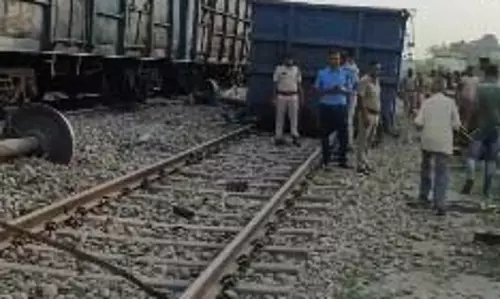 बिहार में मालगाड़ी के खाली डिब्बे पटरी से उतरे
