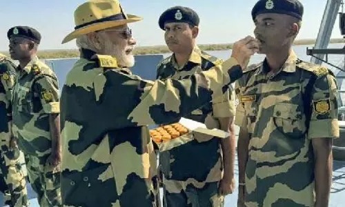 मोदी ने भारत-पाक सीमा पर सशस्त्र बलों के साथ दिवाली मनाई मोदी ने भारत-पाक सीमा पर सशस्त्र बलों के साथ दिवाली मनाई