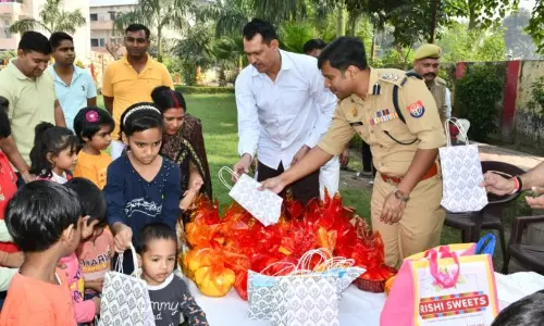 Muzaffarnagar: वरिष्ठ पुलिस अधीक्षक अभिषेक सिंह ने दिपावली पर बच्चों और परिजनों को बांटे उपहार और मिठाइयाँ