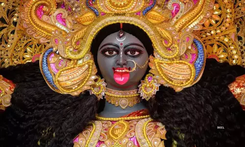 Assam : देमो में उत्सवी सजावट और परंपराओं के साथ काली पूजा समारोह शुरू Assam : देमो में उत्सवी सजावट और परंपराओं के साथ काली पूजा समारोह शुरू