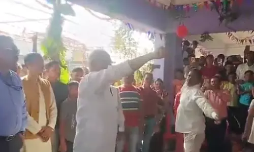 पूर्व CM भूपेश बघेल ने गौरा-गौरी पूजन कार्यक्रम में लगवाया सोंटा पूर्व CM भूपेश बघेल ने गौरा-गौरी पूजन कार्यक्रम में लगवाया सोंटा