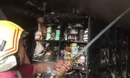 शॉर्ट सर्किट से किराना दुकान में आगजनी की घटना, व्यापारी को हुआ लाखों का नुकसान शॉर्ट सर्किट से किराना दुकान में आगजनी की घटना, व्यापारी को हुआ लाखों का नुकसान