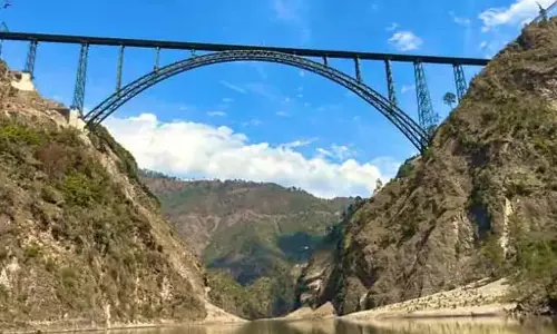 Chenab Bridge: भारत में बना दुनिया का सबसे ऊंचा रेलवे पुल, बाहुबली पुल से पाकिस्तान-चीन को होने लगी जलन