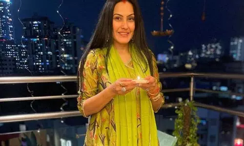 Kamya ने दिवाली के सभी रीति-रिवाजों को दर्शाते हुए अनोखे तरीके से मनाया Kamya ने दिवाली के सभी रीति-रिवाजों को दर्शाते हुए अनोखे तरीके से मनाया