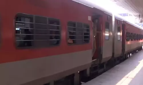 Assam : मालीगांव में मालगाड़ी के डिब्बे पटरी से उतरने के बाद रेल सेवाएं रोकी गईं Assam : मालीगांव में मालगाड़ी के डिब्बे पटरी से उतरने के बाद रेल सेवाएं रोकी गईं
