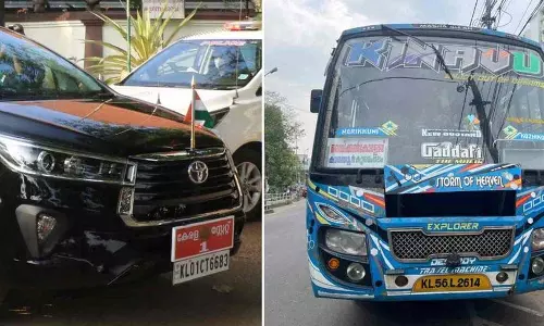 Kerala CM सीएम पिनाराई के काफिले में निजी बस ने लापरवाही से टक्कर मारी Kerala CM सीएम पिनाराई के काफिले में निजी बस ने लापरवाही से टक्कर मारी