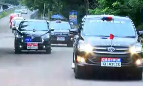 Kerala सुरक्षा में चूक: सीएम के काफिले में घुसी निजी बस Kerala सुरक्षा में चूक: सीएम के काफिले में घुसी निजी बस