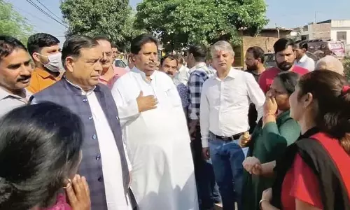 Jammu: कांग्रेस नेताओं ने पुरखू प्रवासी शिविर अग्निकांड पीड़ितों से मुलाकात की