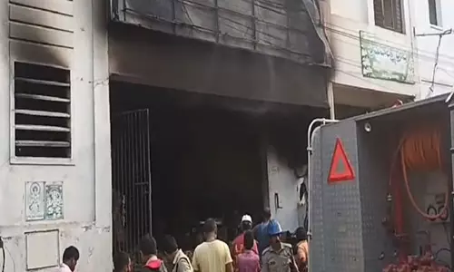 Anakapalle के गांधी कृषि बाजार में दुकान में लगी भीषण आग