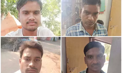 जुआ खेल रहे 4 युवक गिरफ्तार, पुलिस ने घेराबंदी कर दबोचा जुआ खेल रहे 4 युवक गिरफ्तार, पुलिस ने घेराबंदी कर दबोचा