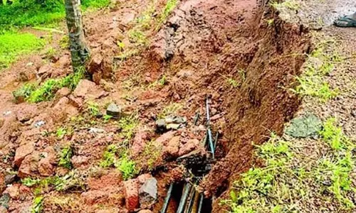 GOA: दो सप्ताह बाद भी कर्टोरिम में ढही दीवार की मरम्मत का इंतजार GOA: दो सप्ताह बाद भी कर्टोरिम में ढही दीवार की मरम्मत का इंतजार