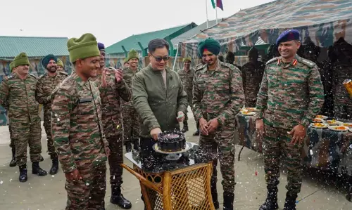 Arunachal सीमा पर दिवाली मनाने के दौरान रिजिजू की चीनी सैनिकों से संक्षिप्त मुठभेड़
