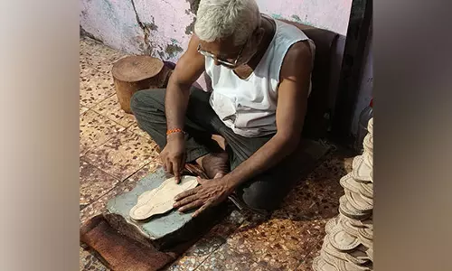 मजदूरों की कमी और बदलते ट्रेंड के कारण Kolhapuri slippers की चमक फीकी पड़ रही