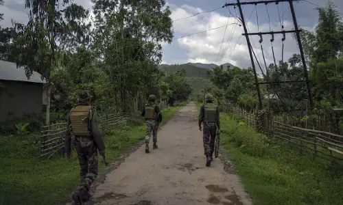Manipur : फोरेंसिक टीम ने इंफाल पश्चिम में संदिग्ध ड्रोन बम विस्फोट की जांच की