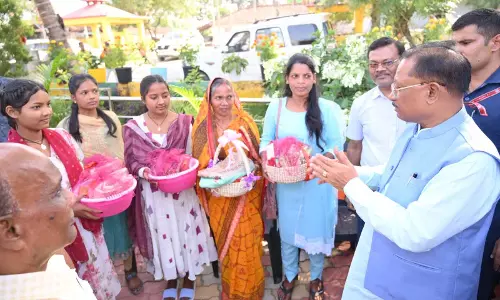 CM विष्णुदेव साय ने तिलासो बाई से मिट्टी के दीये और कलश की खरीदी की