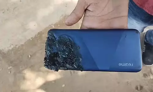 बाप रे! मोबाइल बना काल, युवक बना रहा था खाना, तभी...