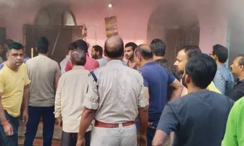 व्यवसायी के घर में आगजनी की घटना, बाल-बाल बचा परिवार व्यवसायी के घर में आगजनी की घटना, बाल-बाल बचा परिवार