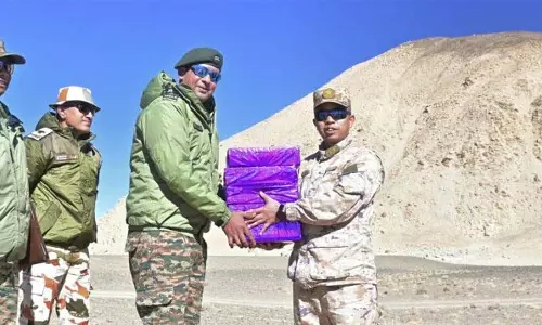 भारतीय और चीनी सैनिकों ने Ladakh में तीन स्थानों पर मिठाइयों का आदान-प्रदान किया