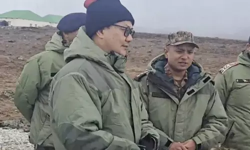 Kiren Rijiju ने बुमला दर्रे पर भारतीय सेना के साथ दिवाली मनाई, सीमा विकास पर प्रकाश डाला