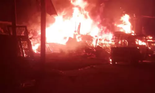 Haldwani:  फर्नीचर शोरूम में लगी आग , एक करोड़ से अधिक का नुकसान