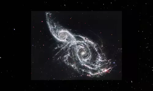 आकाशगंगाओं (Galaxies) की ठंडी धूल एक भयानक सफेद रंग में चमकती हुई