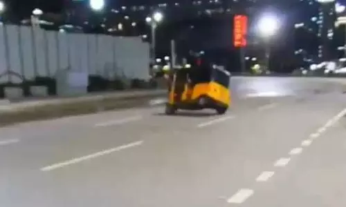 Hyderabad की सड़कों पर ऑटो रिक्शा ने किया खतरनाक स्टंट