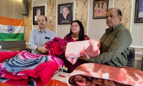 सामाजिक कार्यकर्ता ने Kishtwar अग्निकांड पीड़ितों के लिए कंबल और सूट दान किए सामाजिक कार्यकर्ता ने Kishtwar अग्निकांड पीड़ितों के लिए कंबल और सूट दान किए