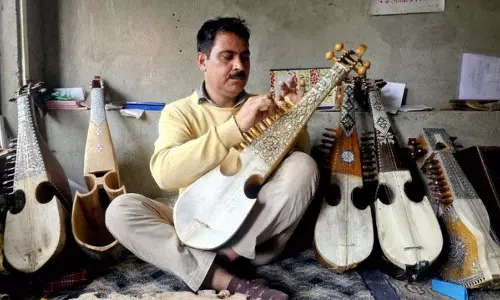 Kashmiri रबाब निर्माता परंपरा को जीवित रखते हुए नई पीढ़ी को प्रेरित कर रहे