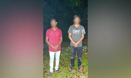 Assam: करीमगंज सीमा पर दो बांग्लादेशी नागरिकों को पकड़ा गया, वापस भेजा गया Assam: करीमगंज सीमा पर दो बांग्लादेशी नागरिकों को पकड़ा गया, वापस भेजा गया