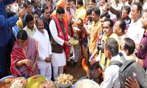 CM Mohan Yadav ने उज्जैन में गोवर्धन पूजा के अवसर पर तिलकेश्वर गौ-सेवा सदन का दौरा किया CM Mohan Yadav ने उज्जैन में गोवर्धन पूजा के अवसर पर तिलकेश्वर गौ-सेवा सदन का दौरा किया