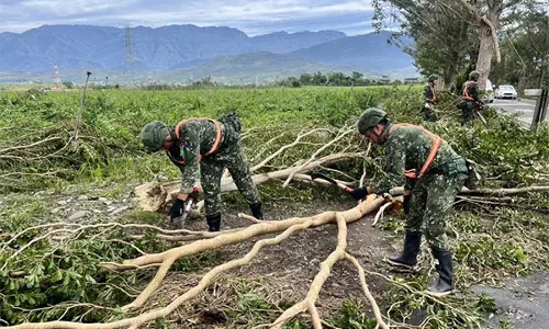 तूफ़ान कोंग-रे ने ताइवान पर हमला किया: Typhoon से व्यापक क्षति, दो की मौत, 500 घायल