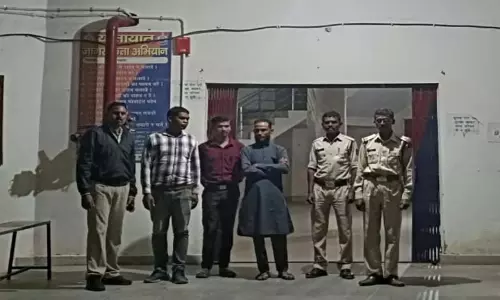 CG: लोगों से की लाखों की ठगी, 3 ठगबाज गिरफ्तार CG: लोगों से की लाखों की ठगी, 3 ठगबाज गिरफ्तार