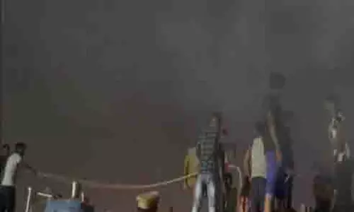 Lucknow के सादात्गंज इलाके में एक फैक्ट्री में लगी आग Lucknow के सादात्गंज इलाके में एक फैक्ट्री में लगी आग