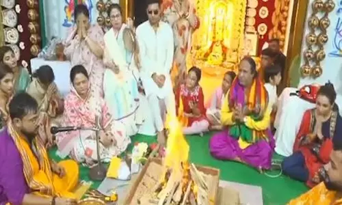 West Bengal की मुख्यमंत्री ममता बनर्जी ने अपने आवास पर काली पूजा की